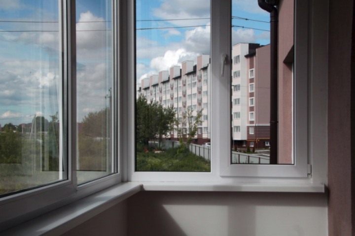 Как в Украине позволили остеклять балконы жилых домов: подробности новых ГСН