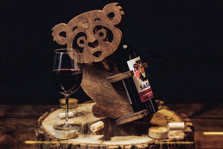 Настроение в подарок: деревянные подставки для вина от киевской студии Wood Owl