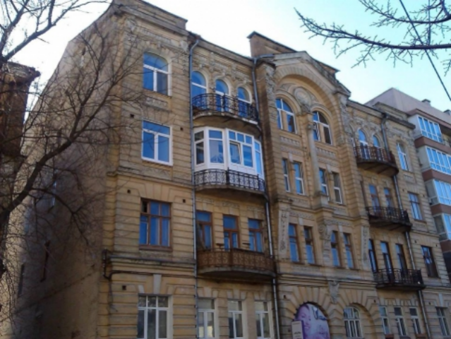 Киевляне требуют запретить остекление балконов исторических зданий: подробности