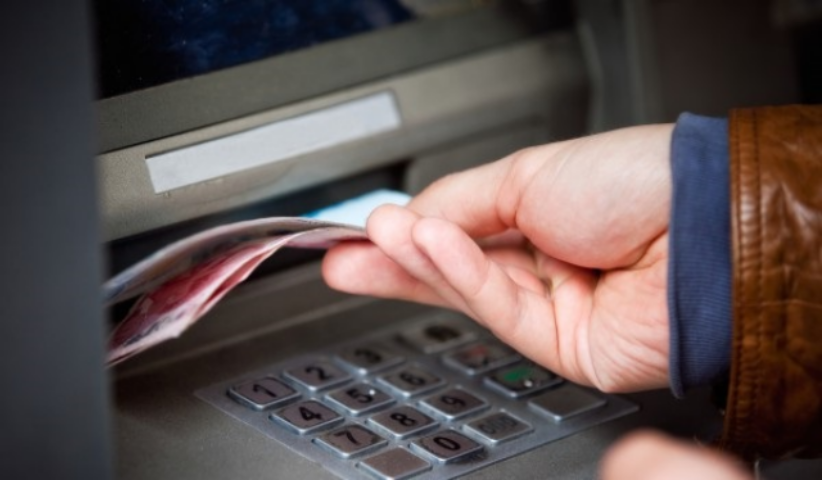 Банки контролируют сумму снятия наличных денег с банкоматов