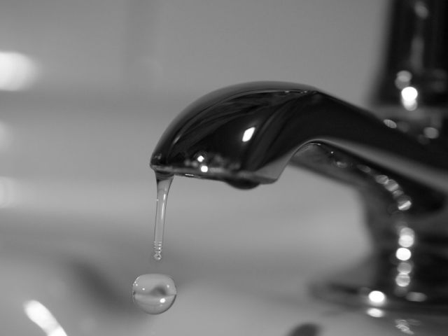 По каким правилам должны отключать воду в Украине: мнение юриста