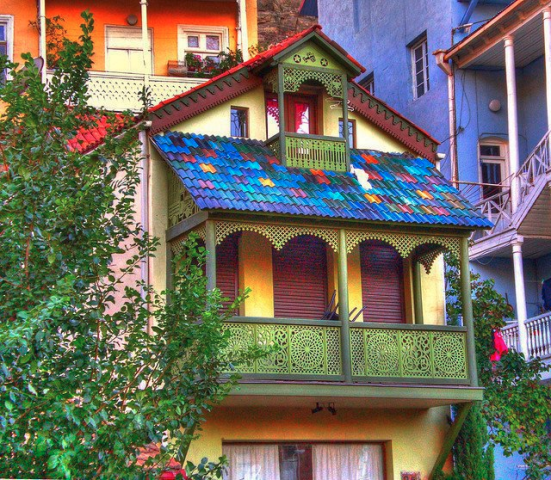 Фотоподборка самых креативных балконов: цветы, кованые перила, цветные рамы