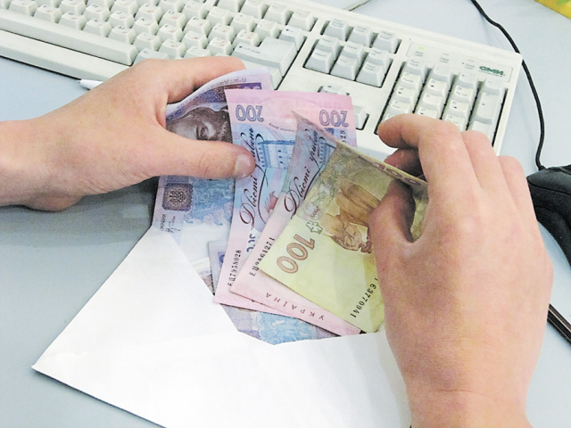 Повышение минимальной зарплаты: украинцев ждут безработица и бедность