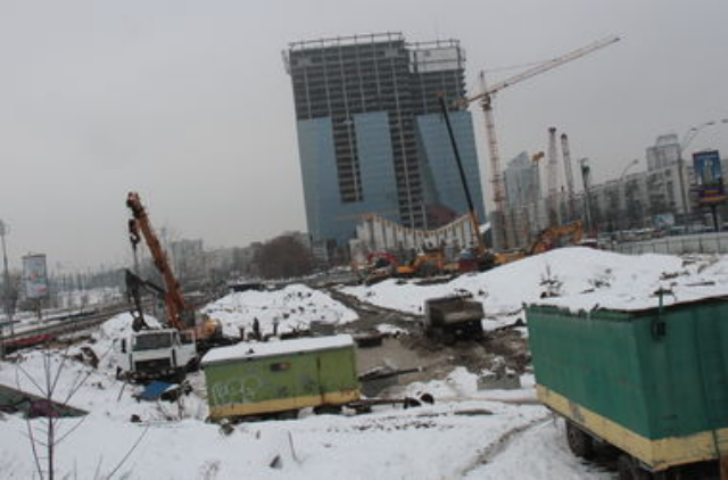 Большая стройка возле ЗАГСа в Киеве: рядом с дворцом заливают фундамент под жилье, а офис-недострой разрушается (фото)