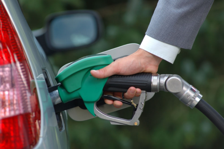 Цены на бензин растут: подорожают еда и перевозки