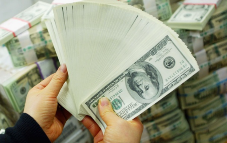Украинским банкам некуда девать долларовые банкноты, и они обваливают курс