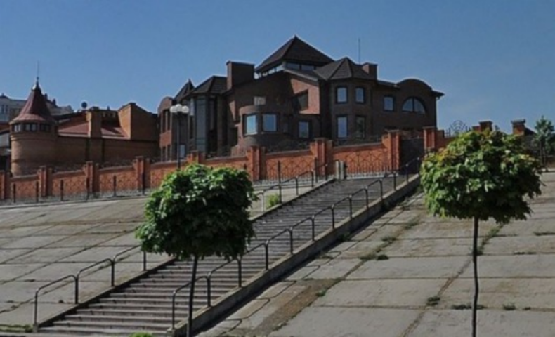 «Уникальное предложение»: за сколько продают дом Януковича в Киеве