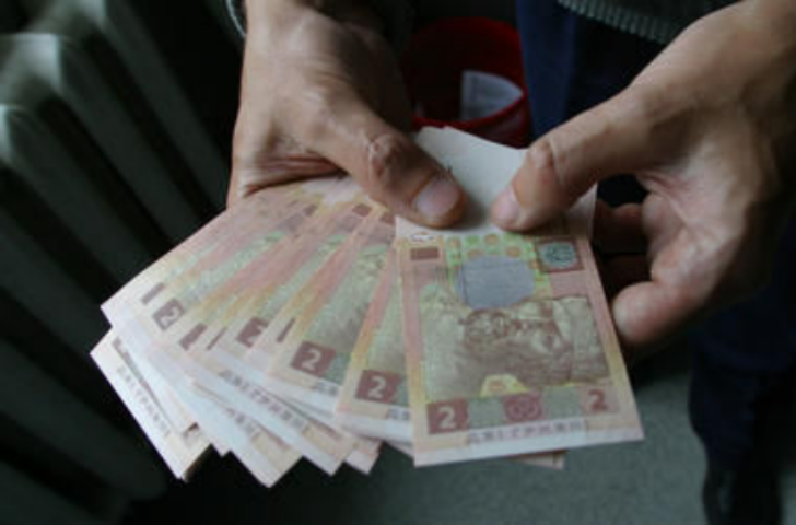 Украинцы потеряли около 25% зарплаты