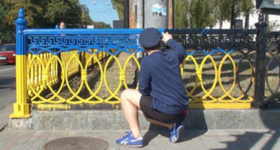 В Киеве начали исчезать желто-голубые заборы