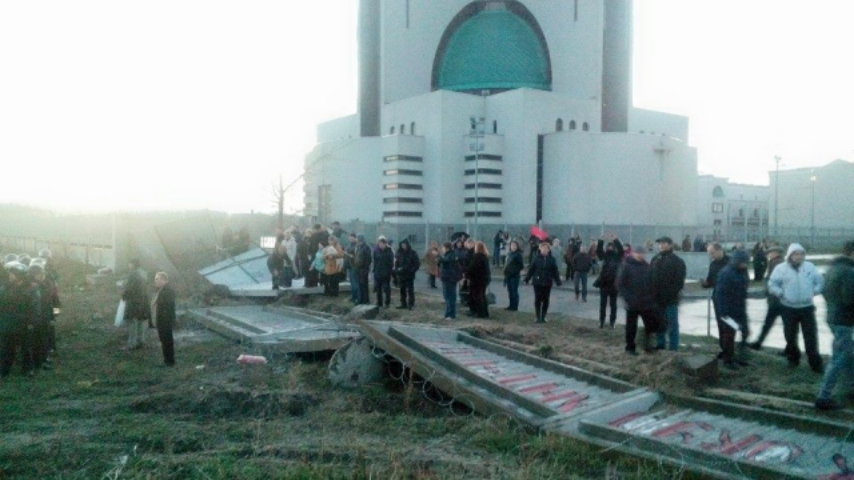 Стройплощадку на Никольско-Слободской в Киеве оградили новым забором