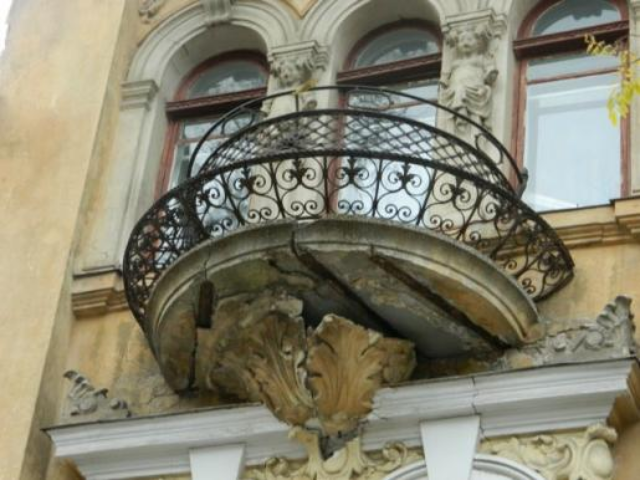 Харьковчан незаконно заставляют ремонтировать фасады балконов