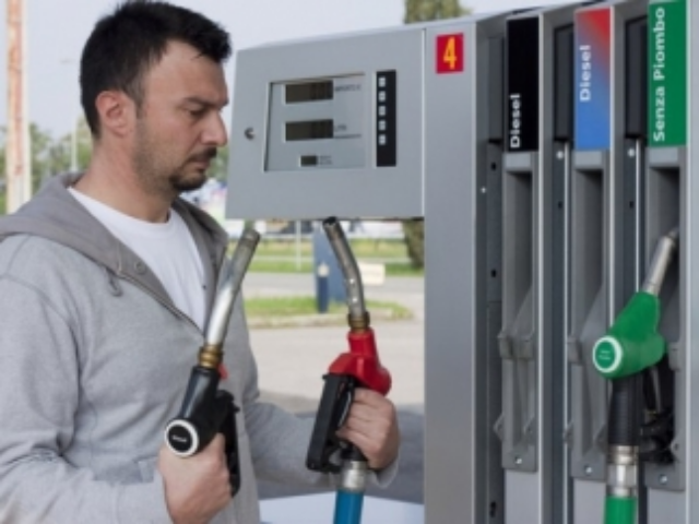 На украинских АЗС стали активнее продавать разбавленное топливо
