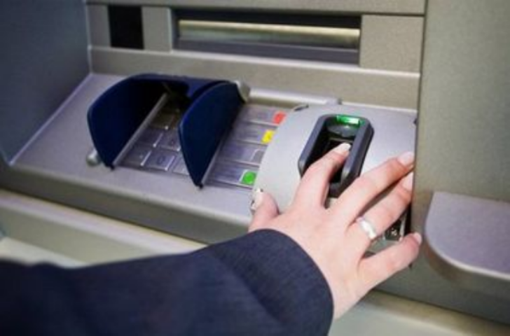 В Украине становится меньше банкоматов, а клиенты банков закрывают карочки
