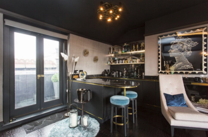 В элитном лондонском районе Мэйфейр появилась крохотная квартира-бар. Фото