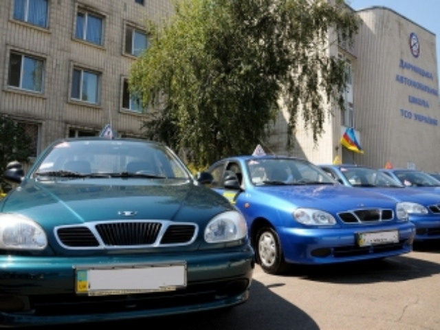 Где и почем украинцам научиться водить авто 