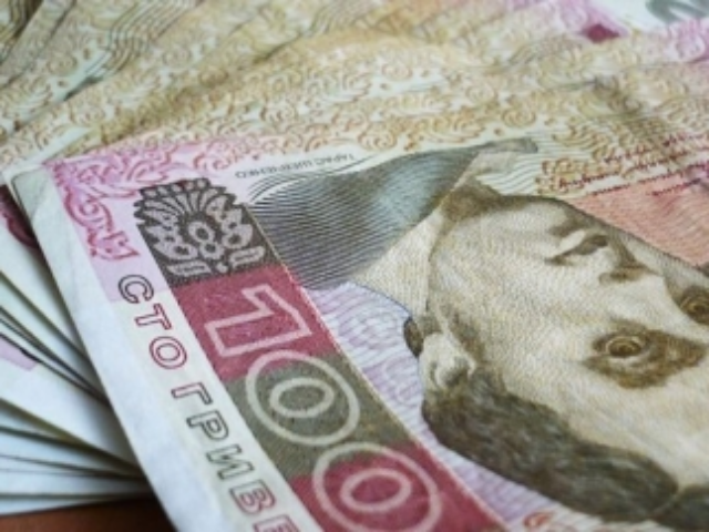 Украинцам ограничили снятие денег с гривневых депозитов и карточек
