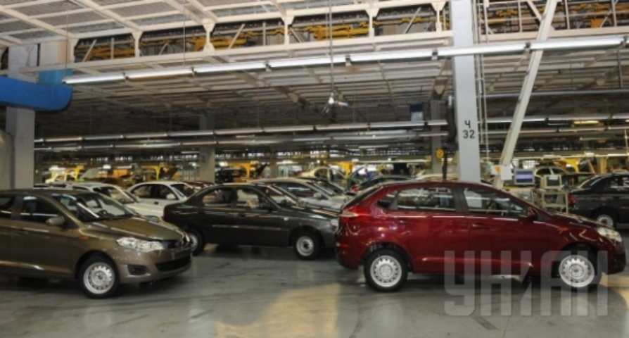 Продажи новых автомобилей в Украине снизились вдвое