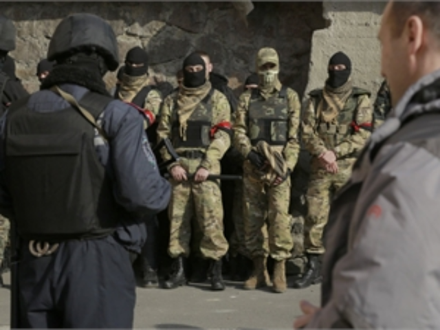 Беспредел по-киевски: милиция отпускает вооруженных людей в масках под честное слово