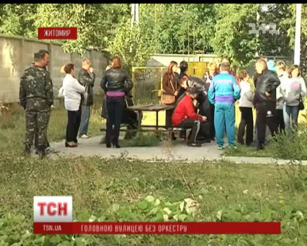 В Житомире семьи военных перекрыли дорогу, чтобы заселиться в свои квартиры