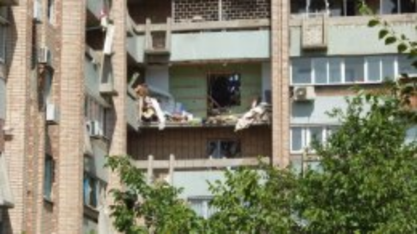 Азаров пообещал квартиры всем пострадавшим от взрыва в Луганске