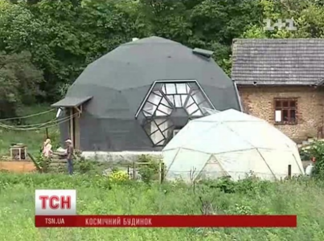 Украинский селянин построил у себя во дворе "НЛО"