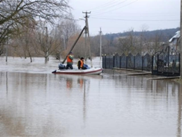 Потоп в Западной Украине: по улицам плавают на лодках, а еду и воду привозят спасатели 