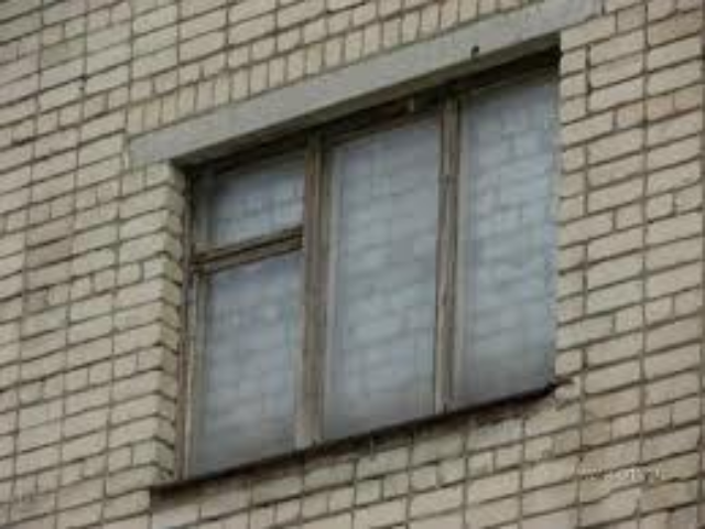 В Ивано-Франковске жителям квартиры без их согласия замуровали окно