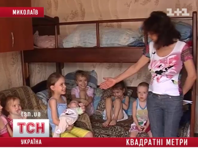 Супруги с 11 детьми живут в одной комнате, потому что нужного им жилья предложить не могут