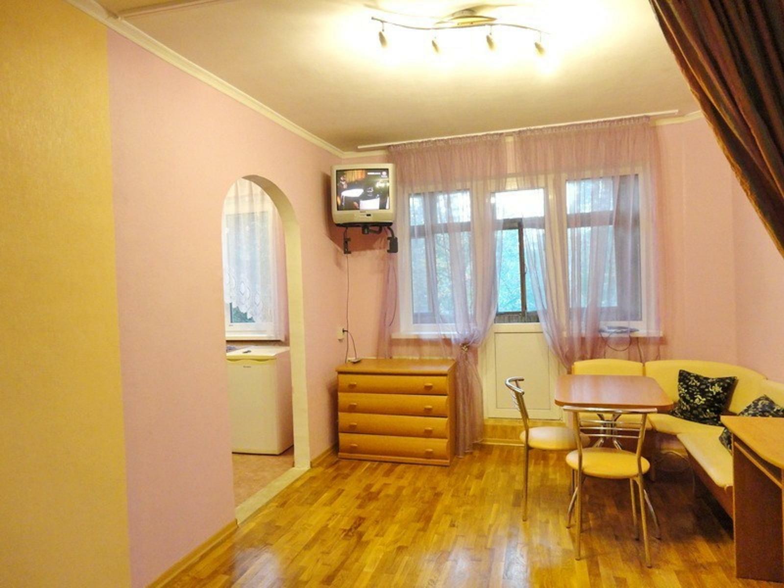 1-кімнатна квартира подобово 32 м², Космонавтов вул., 13