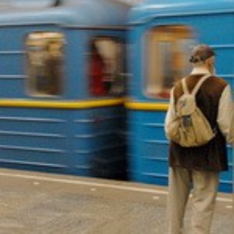 Проезд в метро: пенсионерам – платно, налоговикам – даром?