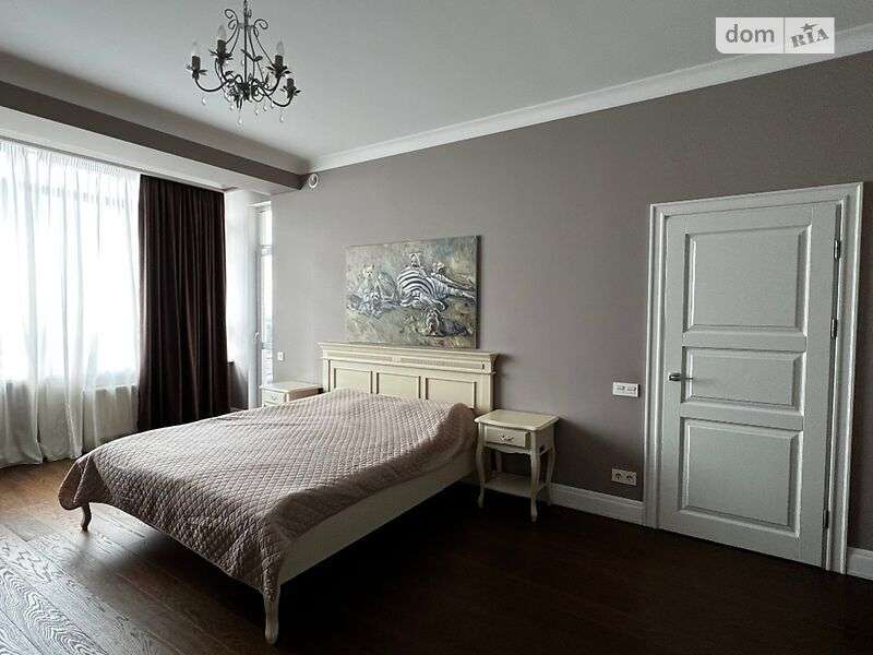 Продажа 3-комнатной квартиры 153 м², Евгения Коновальца ул.
