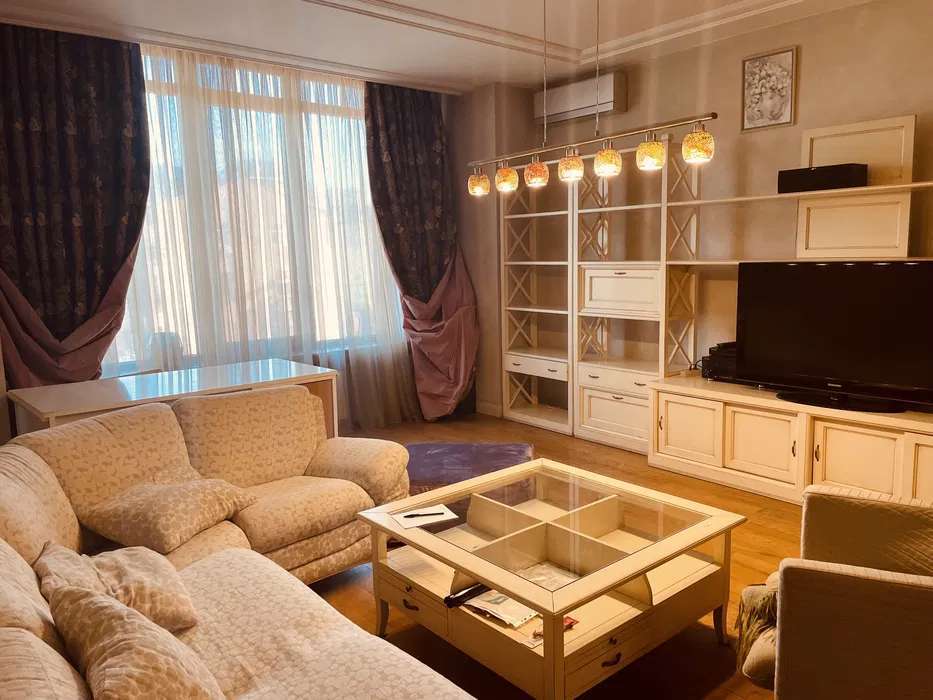 Оренда 3-кімнатної квартири 100 м², Жилянська вул.