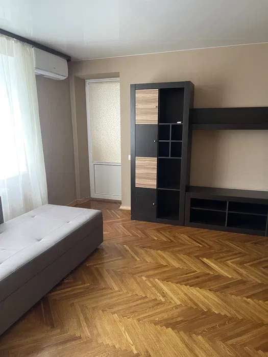 Оренда 3-кімнатної квартири 70 м², Симиренка вул.
