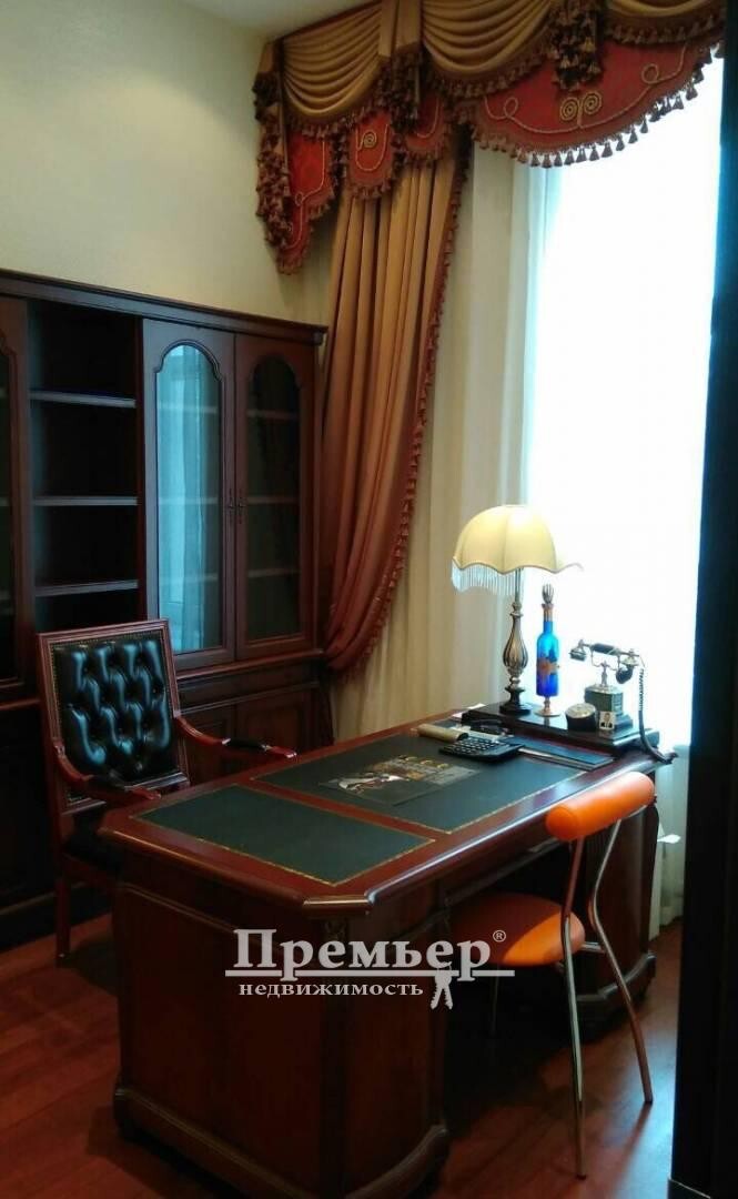 Продажа 3-комнатной квартиры 93 м², Екатерининская пл.