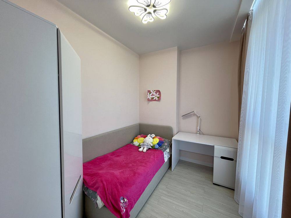 Продажа 4-комнатной квартиры 89 м², Звездный бул.