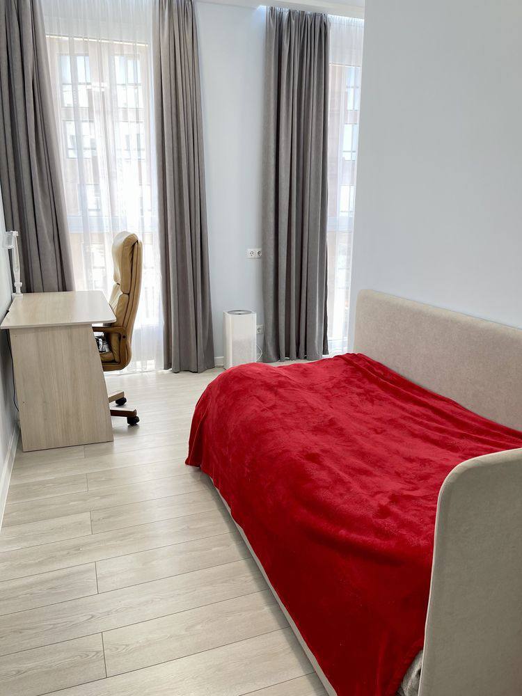 Продажа 4-комнатной квартиры 89 м², Звездный бул.