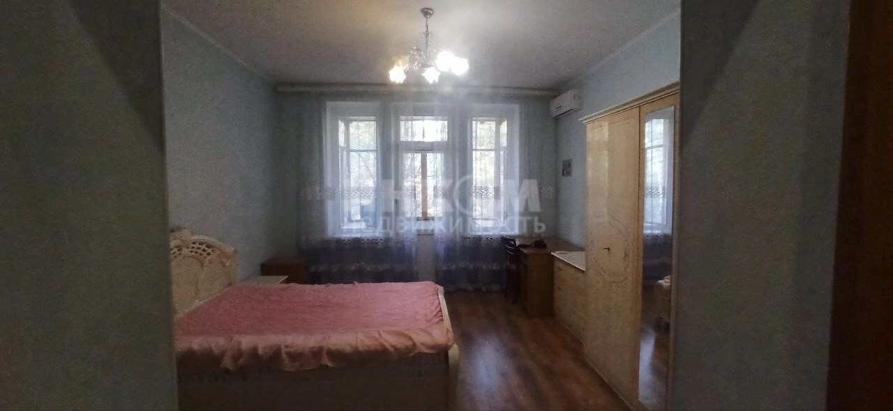 Продажа 3-комнатной квартиры 70 м², Продам 3к Сталинку Центр Район Школы 20 С А.О. 82000$