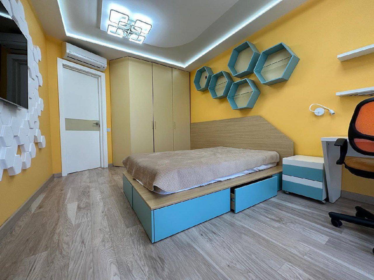 Продажа 4-комнатной квартиры 127.6 м², Василия Жуковского ул.