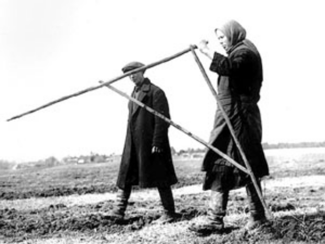 Пример измерения земли с помощью саженя