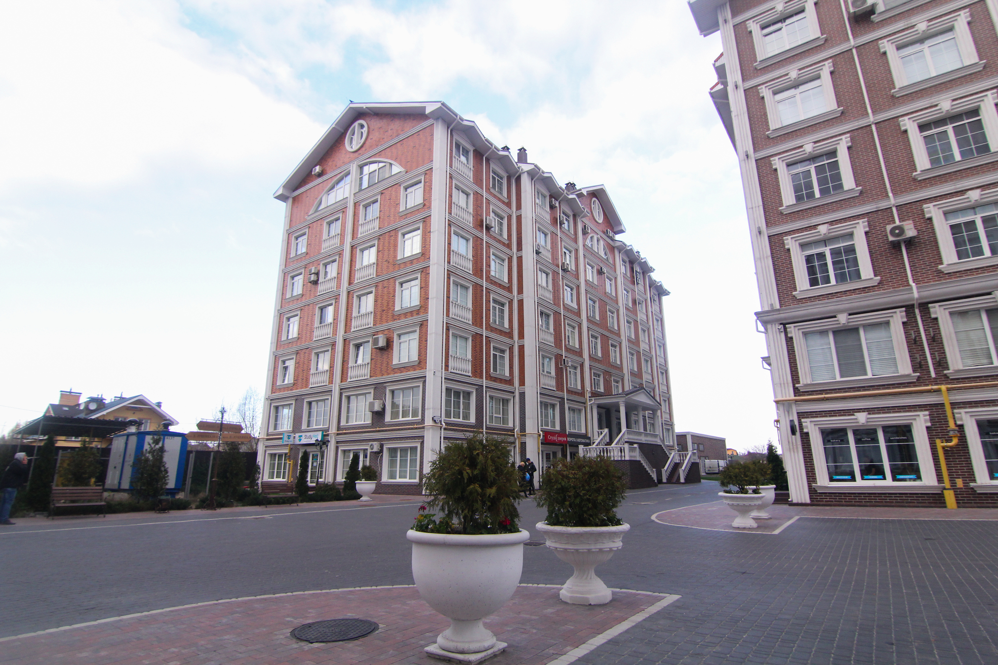 Київ, Дмитра Луценко вул., 8А