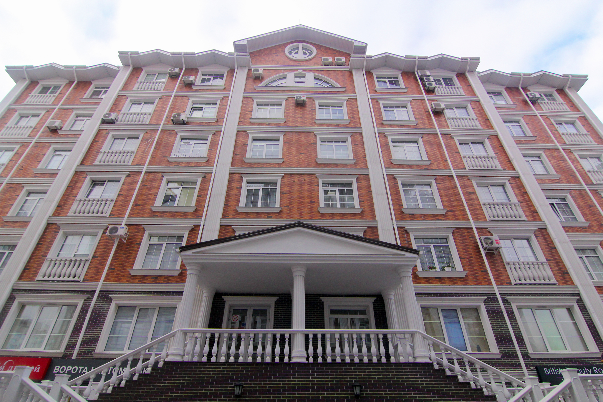 Київ, Дмитра Луценко вул., 8А