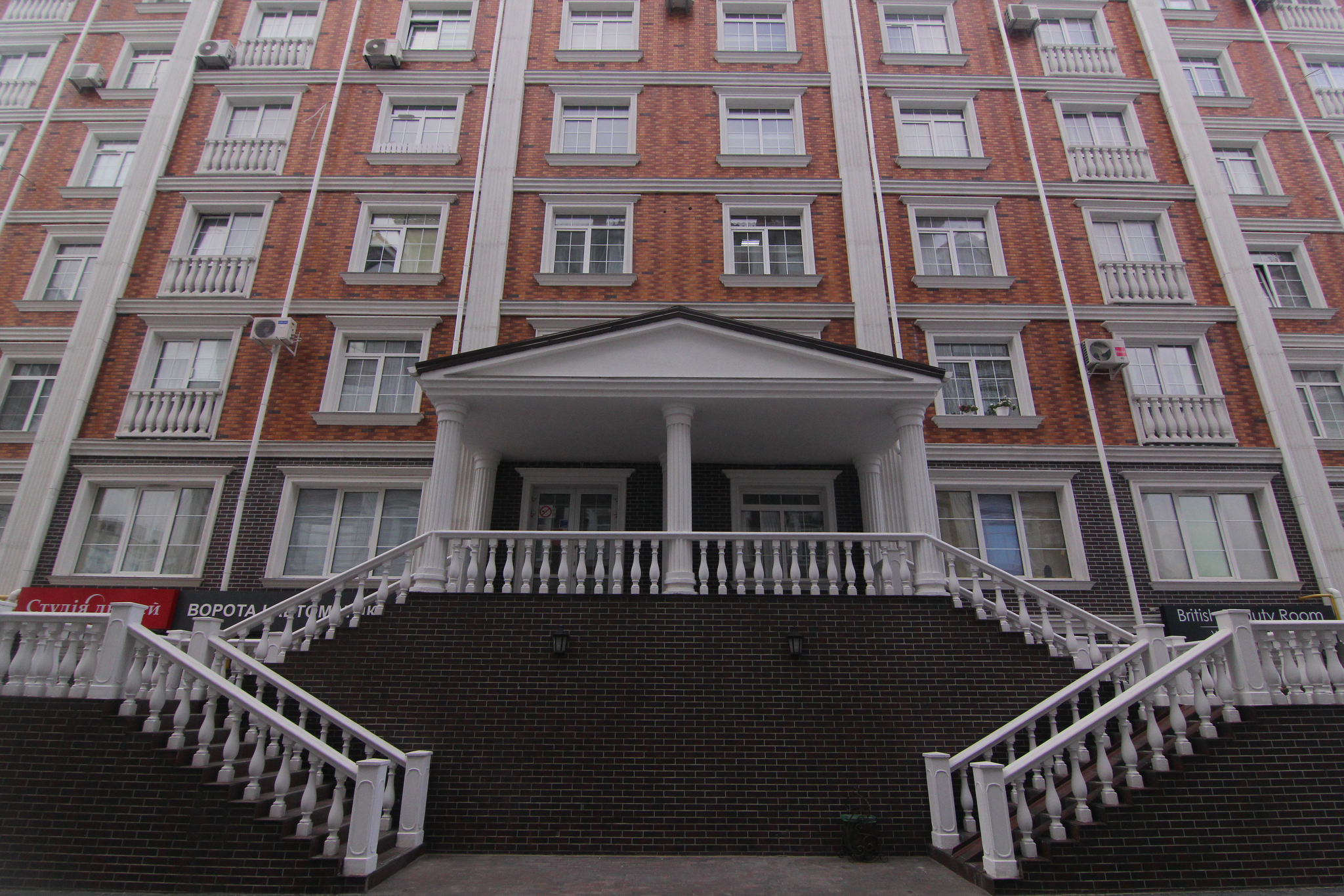 Київ, Дмитра Луценко вул., 8А