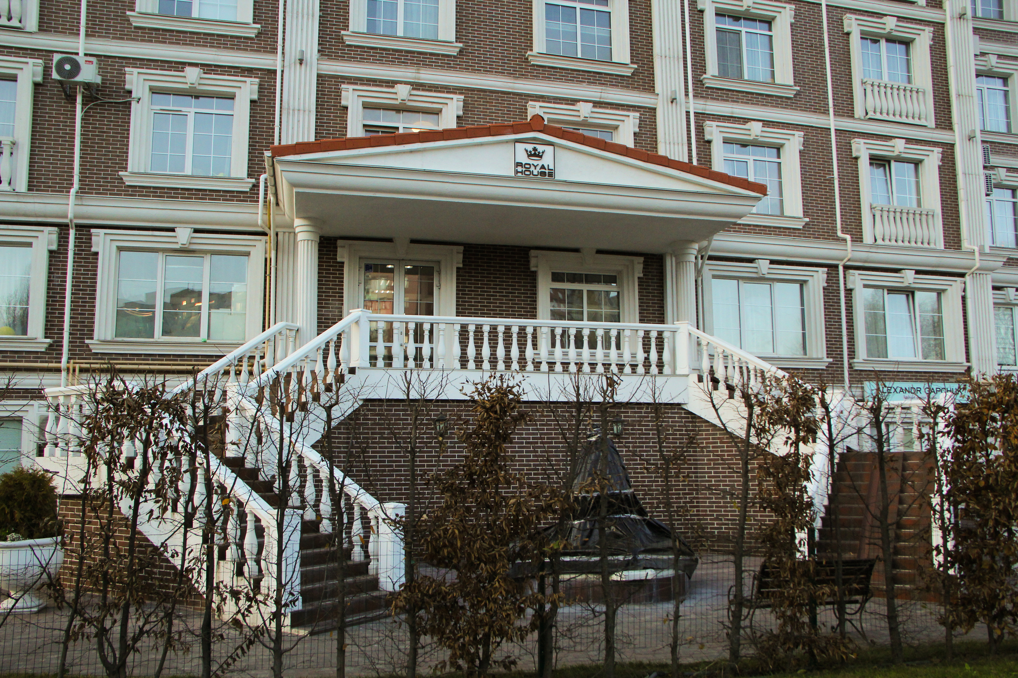 Київ, Дмитра Луценко вул., 10