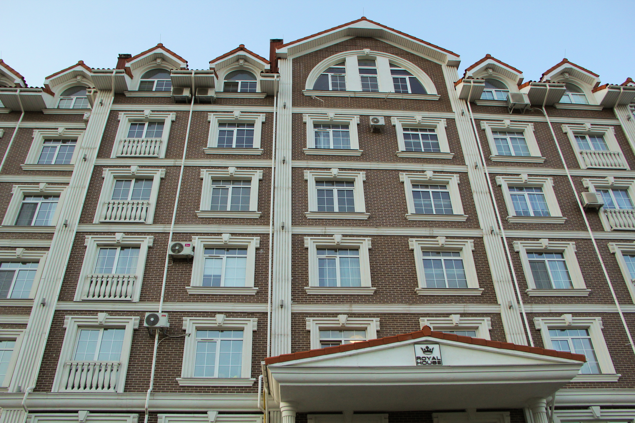 Киев, Дмитрия Луценко ул., 8