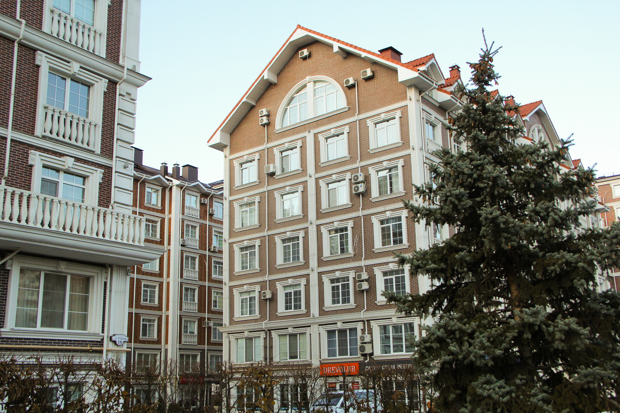 Київ, Дмитра Луценко вул., 10