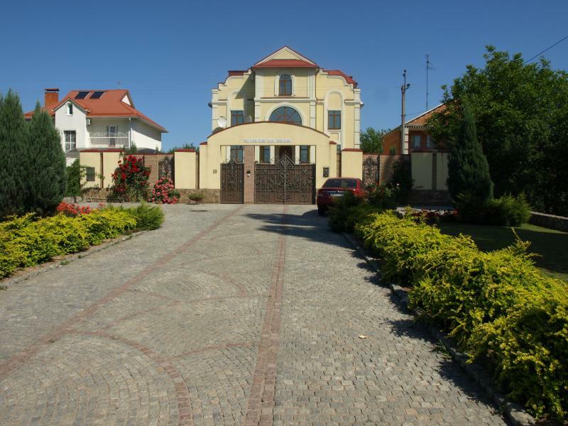 Дніпропетровська обл., Дніпровський район, с. Новоолександрівка, Гагарина вул., 3