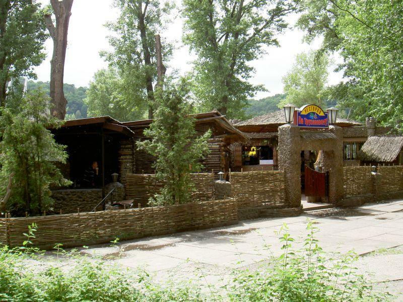 Киев, Трухановская ул., 1