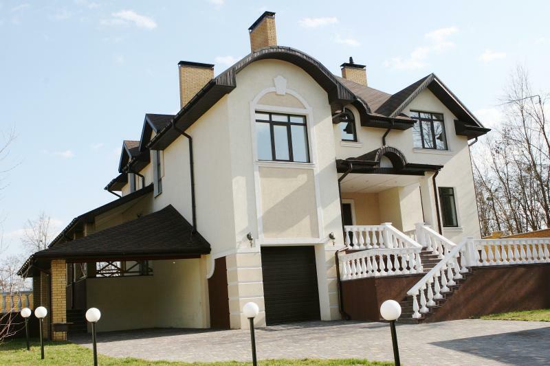 Киев, Снайперская ул., 4