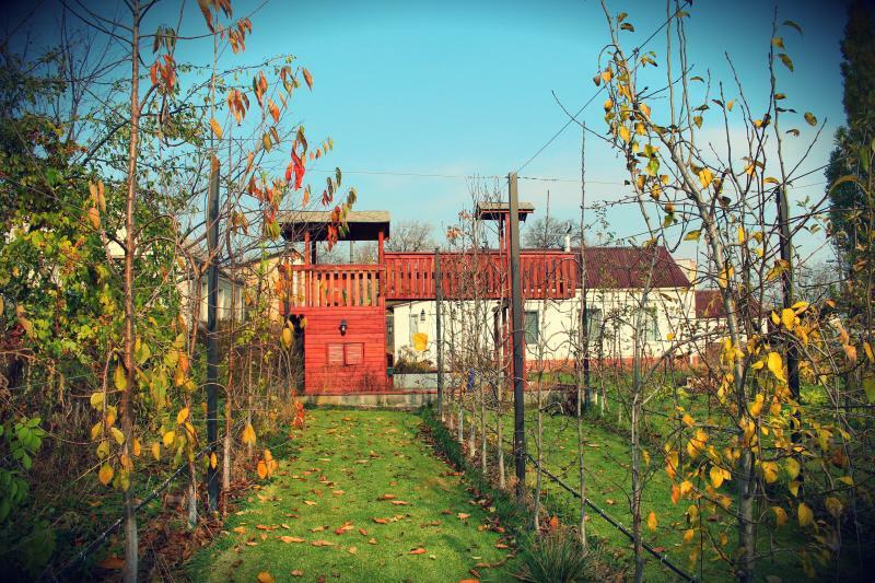 Київ, Трахтемирівська вул., 10