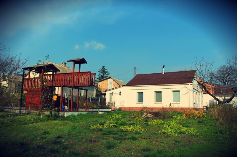 Київ, Трахтемирівська вул., 10